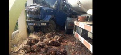 Côte d'Ivoire : Tiassalé, deux camions se percutent sur le pont, l'un manque de peu de tomber dans le fleuve Bandama, la voie coupée pendant des heures