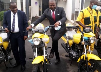Côte d'Ivoire : Pour faciliter ses déplacements, une entreprise privée offre 50 motos à la Poste de Côte d'Ivoire dans le cadre d'une convention cadre