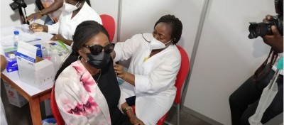 Côte d'Ivoire :   Lutte contre la COVID-19, Kandia se fait vacciner et demande aux enseignants encore hesitants de suivre son exemple