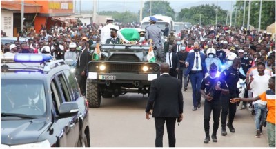 Côte d'Ivoire : Arrivée de la dépouille du Premier Ministre à Séguéla, les jeunes  scandent : « Hambak n'est pas mort »