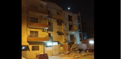 Côte d'Ivoire : Cocody Bonoumin, la façade d'un immeuble se détache et s'effondre sur des véhicules