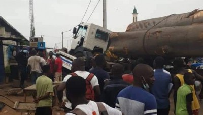 Côte d'Ivoire : Yopougon, un chauffeur de gros camion perd le contrôle de son véhicule et écrase un conducteur de tricycle