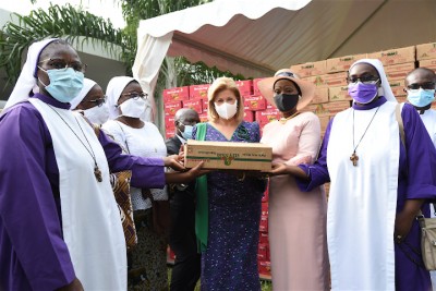 Pâques, Dominique Ouattara fait des dons d'une valeur de 150 millions F CFA aux familles chrétiennes démunies