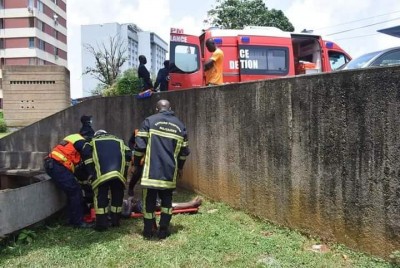 Côte d'Ivoire : Plateau, désespéré, il grimpe à 15 mètres dans un arbre et tente le suicide