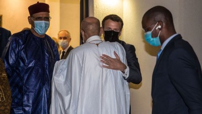 Tchad : Funérailles d'Idriss Déby, le Président français Emmanuel Macron est arrivé à N'Djamena