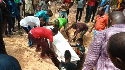 Côte d'Ivoire : Ferké, inhumation du reggaeman Watchman sans aucune présence d'un artiste du pays, sa famille biologique à ses côtés