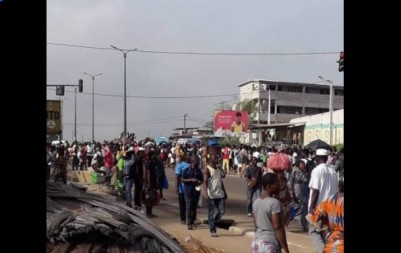 Côte d'Ivoire : Abobo, privées d'eau depuis des jours, des populations manifestent et barrent les routes