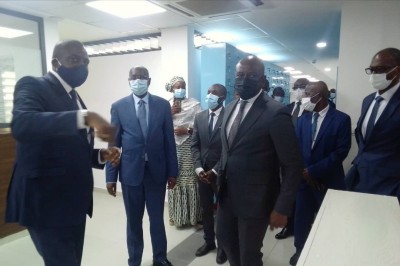Côte d'Ivoire:    Université de Cocody, Roger Félix Adom visite le nouveau Bureau de la Poste reconceptualisée