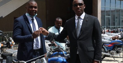 Côte d'Ivoire :  Mamadou Touré offre plus de 200 motos aux assistants conseillers de son ministère et les exhorte à amplifier les initiatives