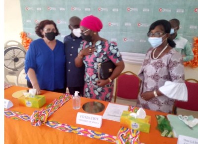Côte d'Ivoire : La Fondation de Mme Dominique Ouattara fait des dons importants au Collège d'Enseignement Technique (CET) d'Agboville