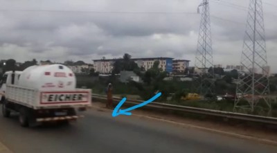 Côte d'Ivoire : Un motocycliste sans casque percute un câble et décède en tombant