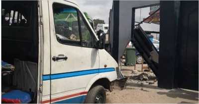 Côte d'Ivoire : Un Gbaka « fou » finit sa course dans une brigade de Gendarmerie, un mort