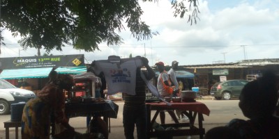 Côte d'Ivoire : À quelques heures de l'arrivée de Gbagbo, à Yopougon, la vente des gadgets à son effigie bât son plein