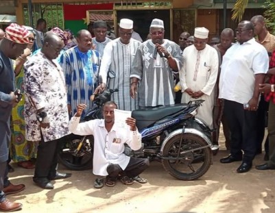 Burkina Faso : Il prend part à une marche-meeting malgré son handicap et se voit offrir une moto