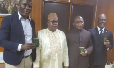 Côte d'Ivoire : L'ex-ministre Ahoua Don Mello et deux de ses collaborateurs réceptionnent officiellement leurs passeports pour leur retour annoncé à Abidjan