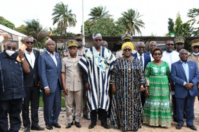 Côte d'Ivoire : 20 mille ha d'agroferesterie de la forêt classée de Goin-débé, Alain-Richard Donwahi explique les avantages de ce projet aux populations de Guiglo en présence de Anne Désirée Oulotto