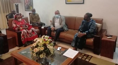 Côte d'Ivoire : Raymonde Goudou Coffi s'engage à trouver du travail pour les jeunes du District des lacs avec le soutien des opérateurs économiques