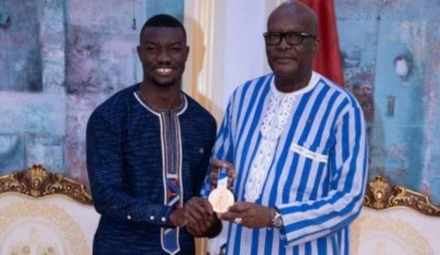 Burkina Faso : Jeux Olympiques de Tokyo, Hugues Fabrice Zango présente sa médaille au président Kaboré