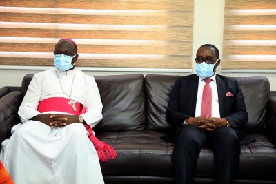 Côte d'Ivoire : Après avoir reçu  un véhicule et la somme de 10 millions FCFA, Mgr Jacques Ahiwa exprime sa gratitude au chef de l'Etat par le biais d'Aka Aouélé