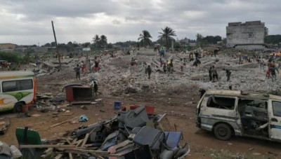 Côte d'Ivoire :  Métro, un immeuble construit à proximité des rails démoli à Abobo Pk 18, les populations se ruent sur les gravats pour extraire les barres de fers