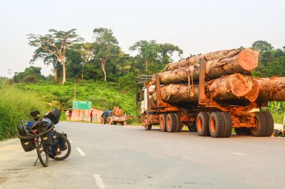 Côte d'Ivoire : Lakota, le chauffeur d'un grumier, perd le contrôle de son camion et l'engin fini sa course dans une habitation