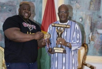 Burkina Faso : Recordman mondial du  Log-lift strong man, Iron Biby reçoit les félicitations du président Kaboré