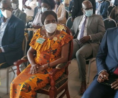 Côte d'Ivoire : Simone Gbagbo à Issiaka Diaby du collectif des victimes  lors d'une causerie débat « Initché »