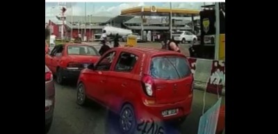 Côte d'Ivoire :   Riviera 3, rond-point de cap nord, deux individus à moto braquent des passagers d'un taxi compteur