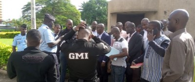 Côte d'Ivoire : Sit-in devant la Tour C au plateau, à la réclamation de leurs dus, les enseignants empêchée par la police, les syndicats déterminés à poursuivre le combat