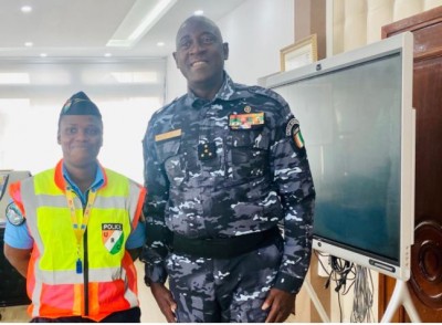 Côte d'Ivoire : Distinguée pour sa bravoure, le Sergent de Police Koman Marie Josée félicitée par le DG de police Youssouf Kouyaté