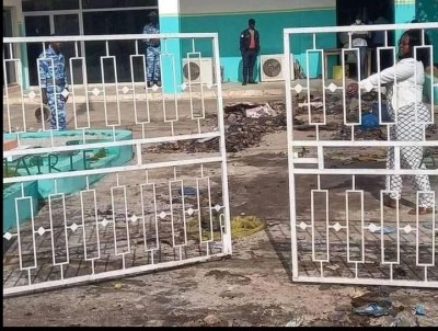 Côte d'Ivoire : Fatigués des déchets  jonchant les abords de leur établissement, des élèves déversent les ordures à la Mairie d'Adzopé