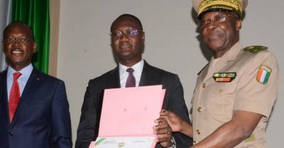 Côte d'Ivoire :   Sensibilisation des FDS sur la corruption, selon le ministre Zoro des études affirment que l'administration douanière est l'une des plus corrompues