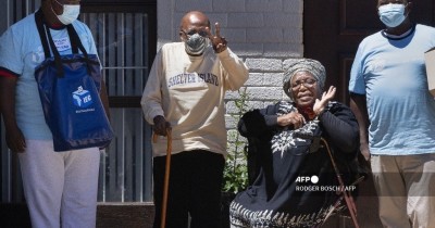 Afrique du Sud : Desmond Tutu fait une brève apparition publique pour « voter »