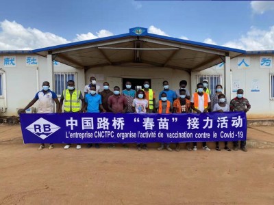 Côte d'Ivoire : Sur le chantier de l'autoroute Tiébissou-Bouaké, 400 travailleurs vaccinés contre la Covid-19