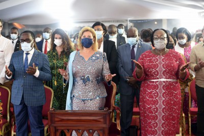 Côte d'Ivoire : Messe de Noël 2021, la Première Dame Dominique Ouattara comble les populations d'Assinie-Mafia
