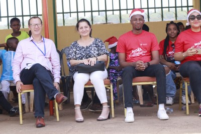 Côte d'Ivoire : Abengourou, le Ministre Roger Adom et l'organisation Leaders de Demain célèbrent la Noël avec 500 enfants