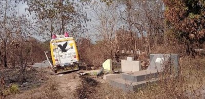 Côte d'Ivoire : Tiebissou, un minicar fait une sortie de route, se retrouve dans un cimetière et détruit des tombes