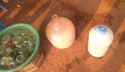 Cameroun : Le fléau de l'alcool mélangé vendu à découvert, révélateur d'une société en crise