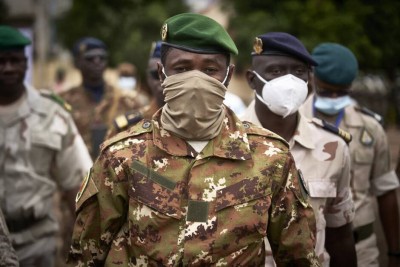 Mali : Le CNT adopte une nouvelle charte mais maintient le flou sur la fin de la transition