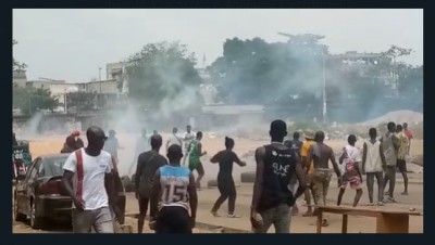 Côte d'Ivoire :  Abobo, les ferrailleurs déguerpis s'attaquent aux agents des forces de l'ordre pour rouvrir leurs magasins