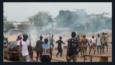 Côte d'Ivoire :  Abobo, les ferrailleurs déguerpis s'attaquent aux agents des forces de l'ordre pour rouvrir leurs magasins