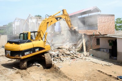 Côte d'Ivoire : L'immeuble menaçant ruine à Cocody-Blockhauss, démoli