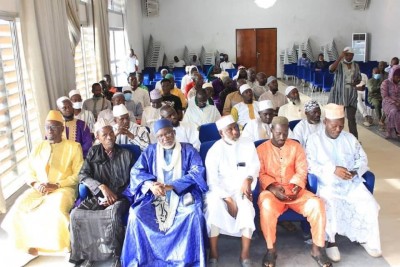 Côte d'Ivoire :  Abobo, veille des fêtes du travail et de ramadan, Ouattara fait don de plus de 2500 poulets aux chefs traditionnels, guides religieux, organisations des femmes