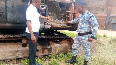 Côte d'Ivoire : Diabo, contre le développement du Gblo, des individus incendient un engin destiné pour le bitumage des voies