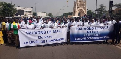 Mali : Manifestation à Bamako pour un retour à l'ordre constitutionnel et la levée de l'embargo