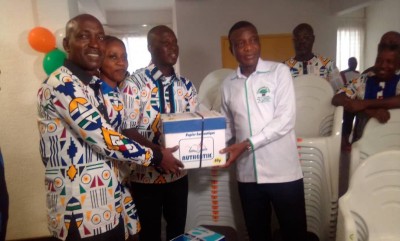 Côte d'Ivoire : Gagnoa, anciens élèves, ils reviennent 21 ans après dans leur lycée les mains chargés