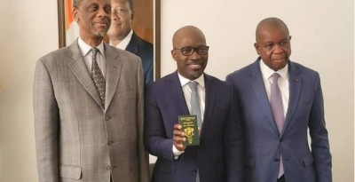 Côte d'Ivoire : Blé Goudé reçoit son passeport des mains de l'ambassadeur Sallah Hamza, retour imminent au Pays ?