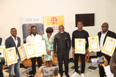 Afrique :  Ines Ebagnitchie accueille les prix des résultats de l'enquête sur les marques les plus admirées lors de la Journée de l'Afrique