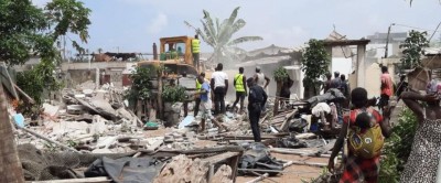 Côte d'Ivoire : Port-Bouët, construction de la contre-allée sur la route de Grand-Bassam, des populations installées sur les emprises déguerpies