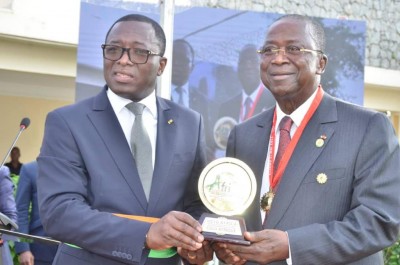Côte d'Ivoire :    Distingué membre honoraire des CGLUA à la 9ᵉ édition du Sommet Africités, Jeannot Ahoussou reçoit son trophée de Paulin Danho